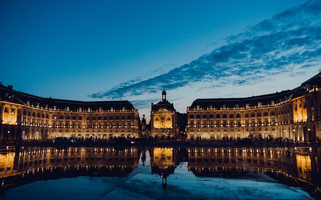 Place de la Bourse et miroir d’eau à Bordeaux la nuit