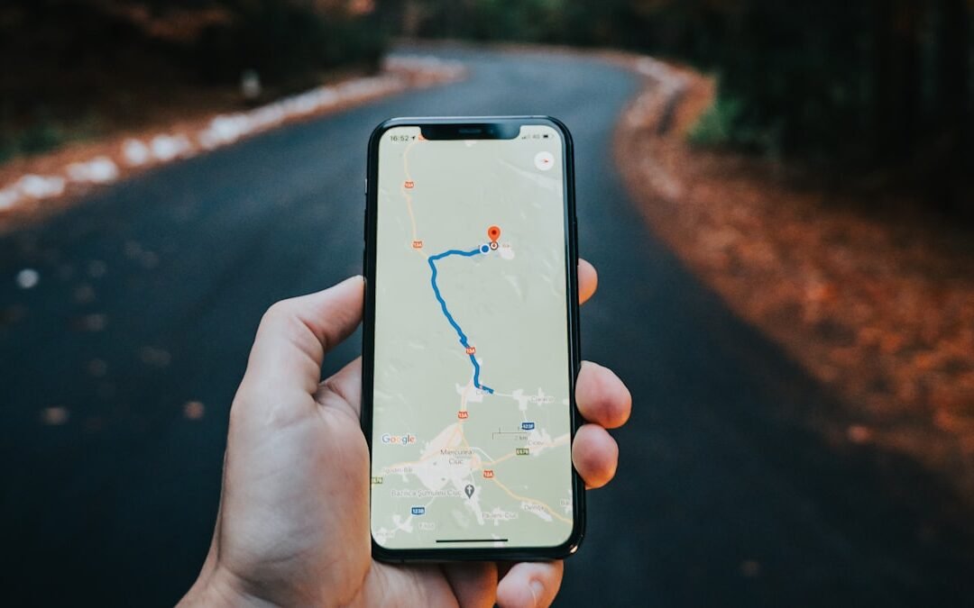 Smartphone affichant une carte, référencement local Google Maps