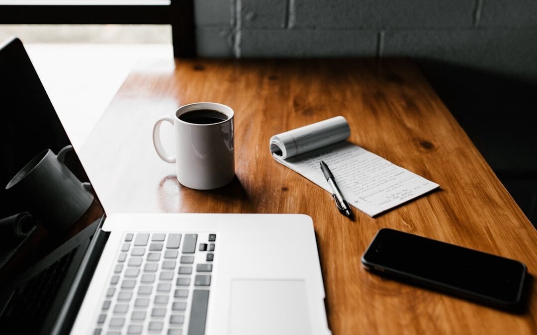 Ordinateur portable sur un bureau, WordPress ou Wix