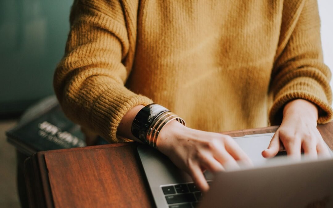 Personne travaillant sur un ordinateur portable, freelance ou agence