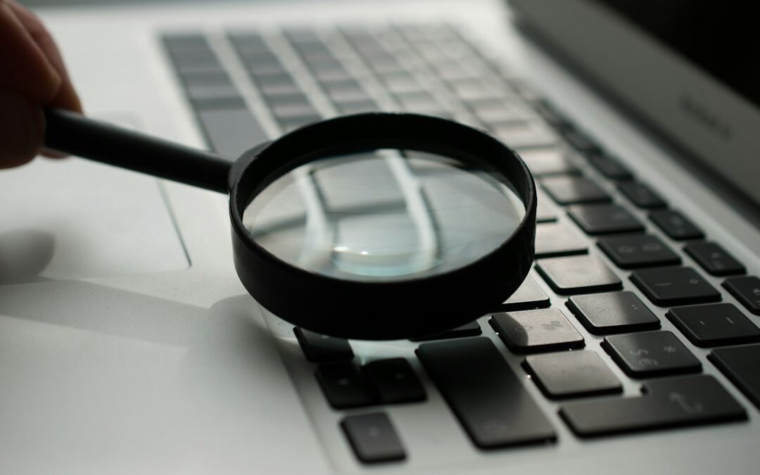 Loupe sur un clavier, site invisible sur Google