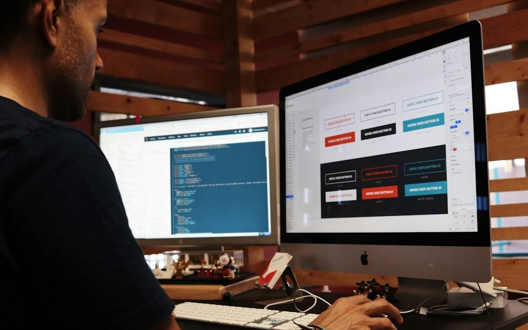 Webmaster travaillant sur un site web dans la métropole bordelaise